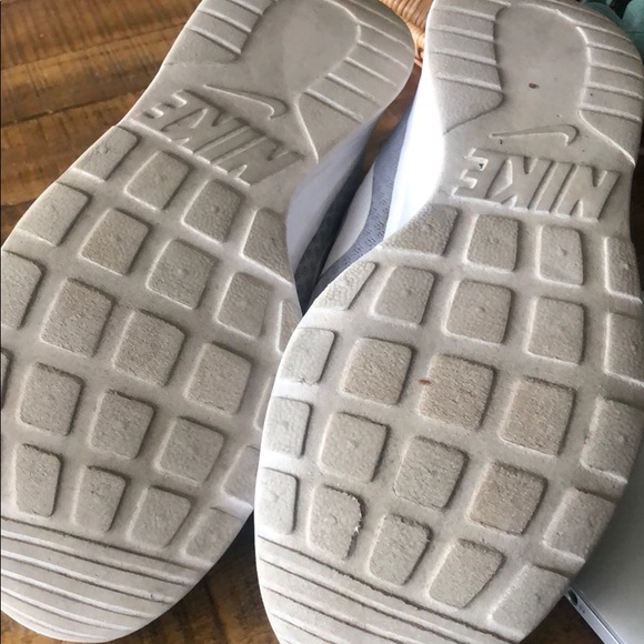 Nike women’s tennis shoes - Picture 2 of 2